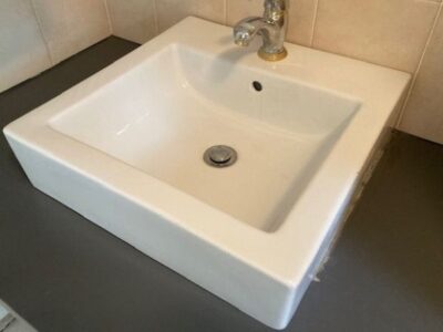 Vasque blanche avec un mitigeur