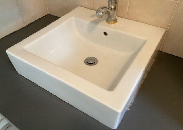 Vasque blanche avec un mitigeur