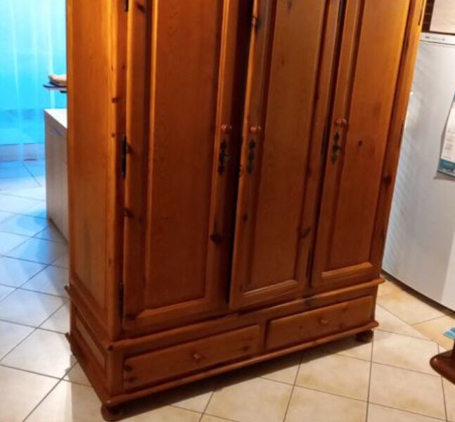 Armoire pin massif