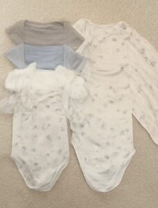 Lot 10 bodies bébé – 6 mois