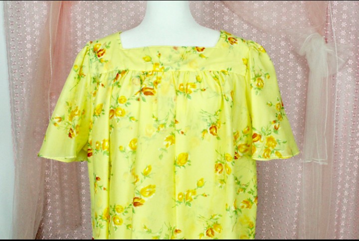 Chemise jaune à fleurs