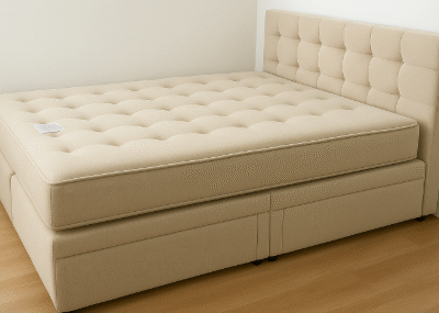 Lit double avec matelas épais