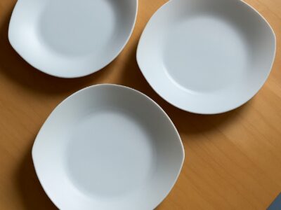 trois assiettes blanches