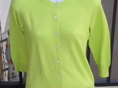 pull vert avec boutons L