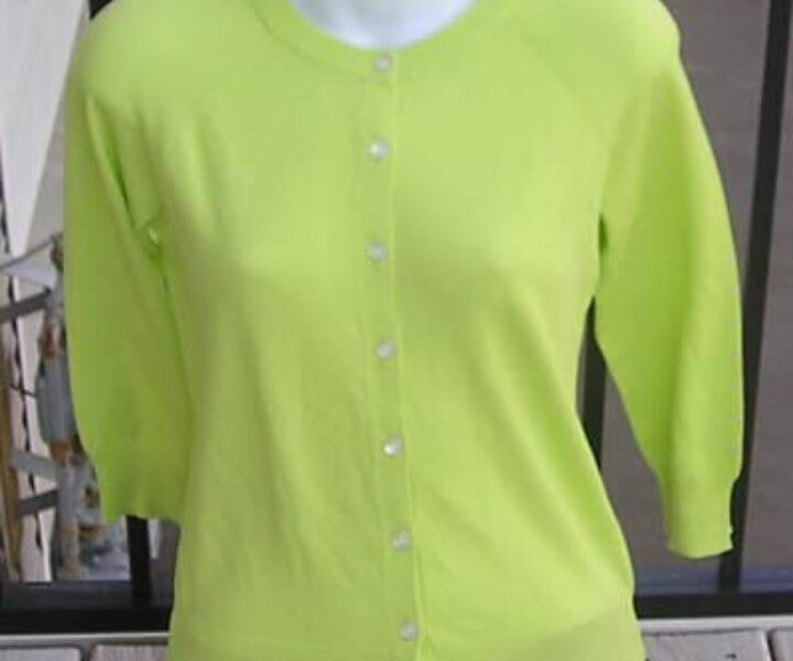 pull vert avec boutons L