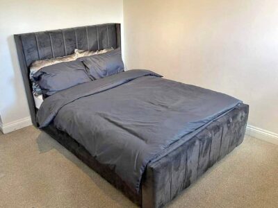 Lit double avec cadre et tête de lit