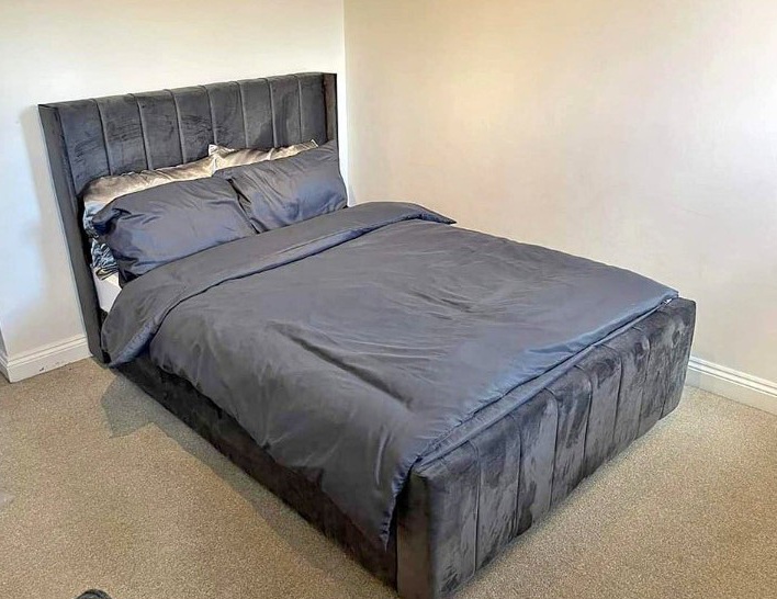 Lit double avec cadre et tête de lit