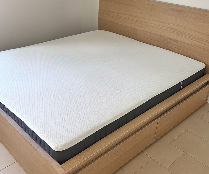 Lit double avec tiroirs