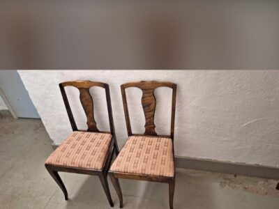 2 chaises en bois