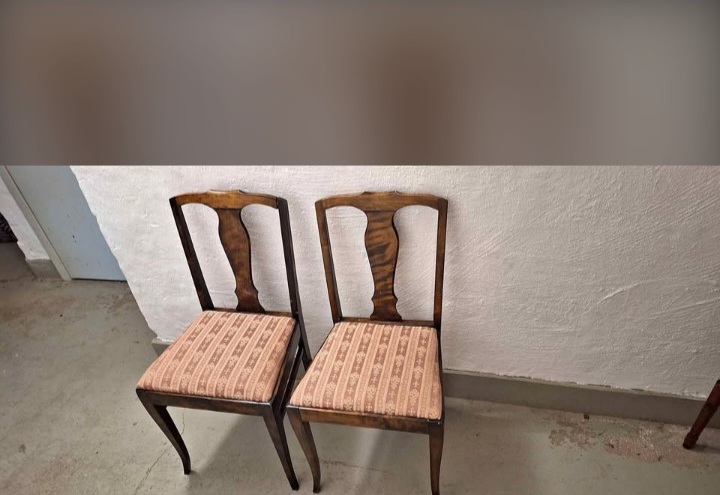 2 chaises en bois