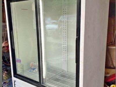 Réfrigérateur vitrine à portes coulissan