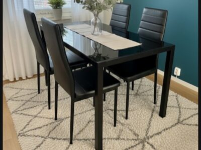 table noir avec 4 chaises