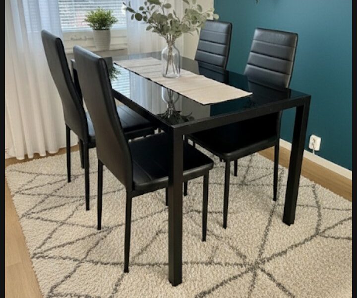 table noir avec 4 chaises